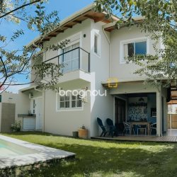 Casa com 155m², 3 quartos (sendo 1 suíte), 2 garagens, no bairro Rio Tavares em Florianópolis