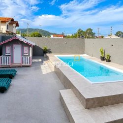 Casa com 115m², 3 quartos (sendo 1 suíte), 2 garagens, no bairro Campeche em Florianópolis
