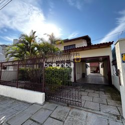 Casa com 215m², 4 quartos (sendo 1 suíte), 6 garagens, no bairro Abraão em Florianópolis