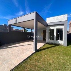 Casa com 96m², 3 quartos (sendo 1 suíte), 2 garagens, no bairro São João do Rio Vermelho em Florianópolis