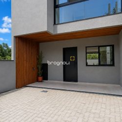 Casa com 150m², 3 quartos (sendo 1 suíte), 2 garagens, no bairro São João do Rio Vermelho em Florianópolis