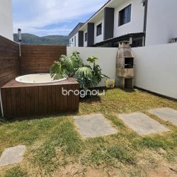 Casa com 92m², 2 quartos (sendo 2 suítes), 2 garagens, no bairro Forquilhas em São José