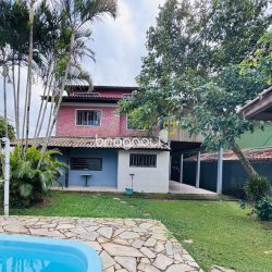 Casa com 135m², 4 quartos (sendo 1 suíte), 3 garagens, no bairro Campeche em Florianópolis
