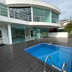 Casa com 736m², 6 quartos (sendo 4 suítes), 4 garagens, no bairro Lagoa da Conceição em Florianópolis