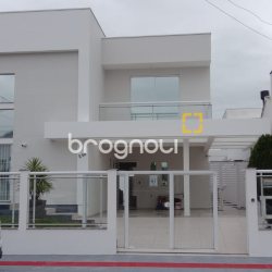 Casa com 321m², 4 quartos (sendo 1 suíte), 4 garagens, no bairro Carianos em Florianópolis