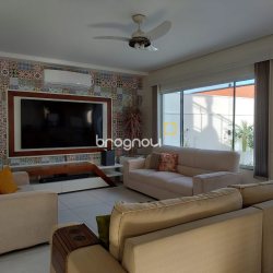 Casa com 321m², 4 quartos (sendo 1 suíte), 4 garagens, no bairro Carianos em Florianópolis