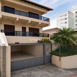 Casa com 400m², 5 quartos (sendo 1 suíte), 4 garagens, no bairro Canto em Florianópolis