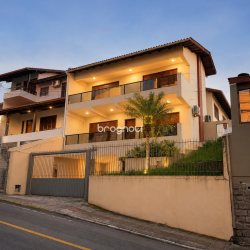 Casa com 400m², 5 quartos (sendo 1 suíte), 4 garagens, no bairro Canto em Florianópolis