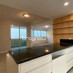 Apartamento com 193m², 3 quartos (sendo 3 suítes), 2 garagens, no bairro Centro em Florianópolis