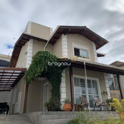 Casa com 180m², 3 quartos (sendo 1 suíte), 2 garagens, no bairro Capoeiras em Florianópolis