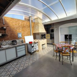 Casa com 330m², 2 quartos (sendo 2 suítes), 2 garagens, no bairro Canto em Florianópolis