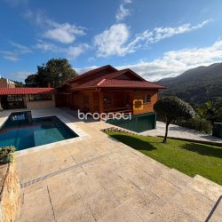 Casa de Condomínio com 360m², 2 quartos (sendo 2 suítes), 3 garagens, no bairro Itacorubi em Florianópolis
