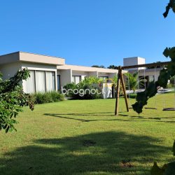 Casa de Condomínio com 410m², 3 quartos (sendo 3 suítes), 3 garagens, no bairro Ratones em Florianópolis