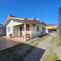 Casa com 100m², 3 quartos (sendo 1 suíte), 2 garagens, no bairro Areias em São José