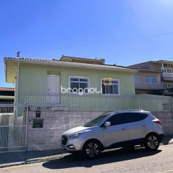Casa com 170m², 3 quartos (sendo 1 suíte), 1 garagem, no bairro Barreiros em São José