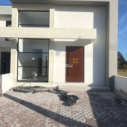 Casa com 94m², 3 quartos (sendo 1 suíte), 2 garagens, no bairro Ingleses do Rio Vermelho em Florianópolis