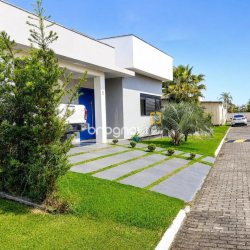 Casa de Condomínio com 180m², 4 quartos (sendo 1 suíte), 2 garagens, no bairro Campeche em Florianópolis