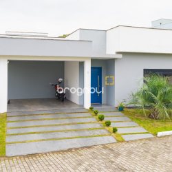 Casa de Condomínio com 180m², 4 quartos (sendo 1 suíte), 2 garagens, no bairro Campeche em Florianópolis