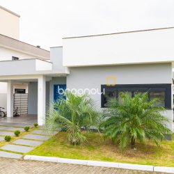 Casa de Condomínio com 180m², 4 quartos (sendo 1 suíte), 2 garagens, no bairro Campeche em Florianópolis