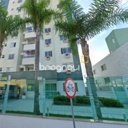 Apartamento com 76m², 2 quartos (sendo 1 suíte), 1 garagem, no bairro Barreiros em São José