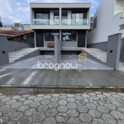Casa com 145m², 3 quartos (sendo 1 suíte), 2 garagens, no bairro Centro em Florianópolis