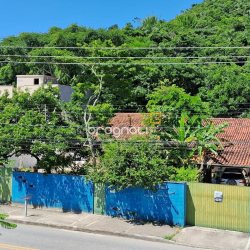 Casa com 257m², 4 quartos (sendo 1 suíte), 4 garagens, no bairro Rio Tavares em Florianópolis