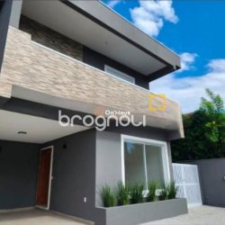 Casa com 161m², 3 quartos (sendo 1 suíte), 2 garagens, no bairro Lagoa da Conceição em Florianópolis