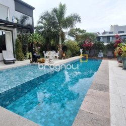 Casa com 322m², 4 quartos (sendo 4 suítes), 2 garagens, no bairro Jurerê Internacional em Florianópolis