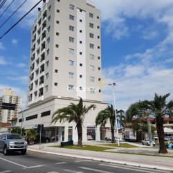 Apartamento com 61m², 2 quartos (sendo 1 suíte), 1 garagem, no bairro Centro em Palhoça