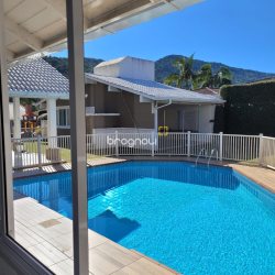 Casa com 247m², 4 quartos (sendo 2 suítes), 2 garagens, no bairro Lagoa da Conceição em Florianópolis