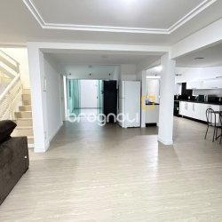 Casa com 185m², 5 quartos (sendo 3 suítes), 4 garagens, no bairro Canasvieiras em Florianópolis