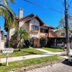 Casa com 300m², 4 quartos (sendo 4 suítes), 2 garagens, no bairro Jurerê Internacional em Florianópolis
