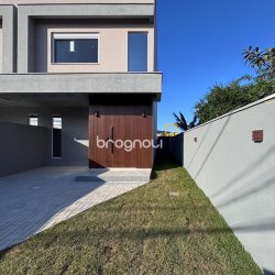 Casa com 112m², 2 quartos (sendo 2 suítes), 2 garagens, no bairro Campeche em Florianópolis