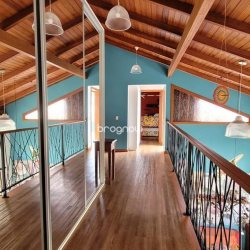 Casa de Condomínio com 319m², 3 quartos (sendo 2 suítes), 2 garagens, no bairro Trindade em Florianópolis