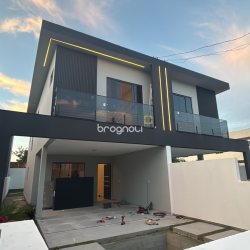 Casa com 129m², 3 quartos (sendo 1 suíte), 2 garagens, no bairro São João do Rio Vermelho em Florianópolis
