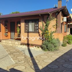Casa com 200m², 3 quartos (sendo 1 suíte), 2 garagens, no bairro Campeche em Florianópolis