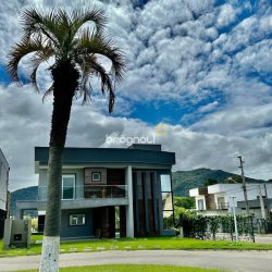 Casa de Condomínio com 212m², 3 quartos (sendo 3 suítes), 2 garagens, no bairro São João do Rio Vermelho em Florianópolis