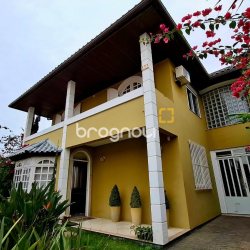 Casa com 245m², 3 quartos (sendo 1 suíte), 2 garagens, no bairro Estreito em Florianópolis