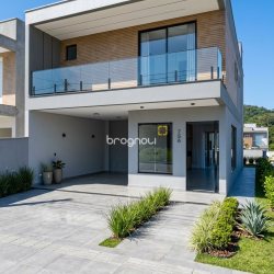 Casa com 132m², 3 quartos (sendo 1 suíte), 2 garagens, no bairro São João do Rio Vermelho em Florianópolis
