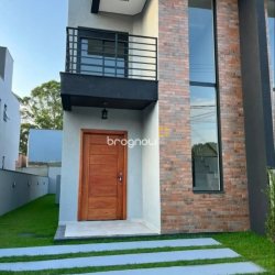 Casa com 142m², 3 quartos (sendo 3 suítes), 2 garagens, no bairro São João do Rio Vermelho em Florianópolis