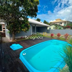 Casa com 230m², 3 quartos (sendo 1 suíte), 2 garagens, no bairro São João do Rio Vermelho em Florianópolis
