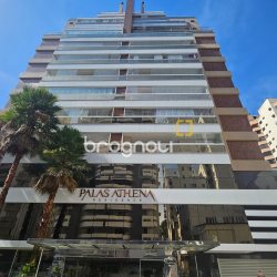 Apartamento com 94m², 3 quartos (sendo 1 suíte), 2 garagens, no bairro Centro em Florianópolis
