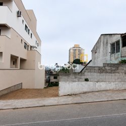 Terreno com 300m², no bairro Barreiros em São José