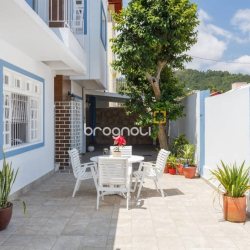 Casa com 300m², 5 quartos (sendo 4 suítes), 2 garagens, no bairro Canasvieiras em Florianópolis