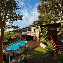 Casa com 458m², 4 quartos (sendo 1 suíte), 3 garagens, no bairro Ponta das Canas em Florianópolis