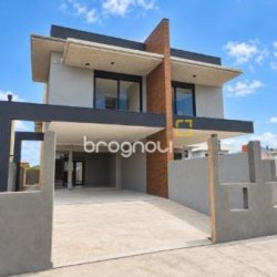 Casa com 179m², 3 quartos (sendo 1 suíte), 2 garagens, no bairro Campeche em Florianópolis