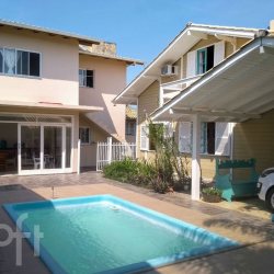 Casa Residencial com 404m², 3 quartos, 2 garagens, no bairro São João do Rio Vermelho em Florianópolis