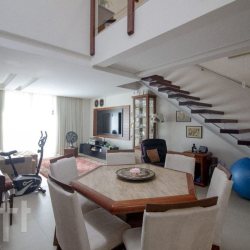 Casa Residencial com 166m², 3 quartos, 3 suítes, 2 garagens, no bairro Córrego Grande em Florianópolis