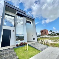 Casa Residencial com 154m², 3 quartos, 1 suíte, 2 garagens, no bairro Beira Rio em Biguaçu