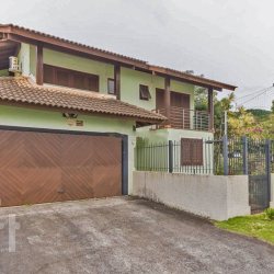 Casa Residencial com 288m², 4 quartos, 4 suítes, 2 garagens, no bairro João Paulo em Florianópolis